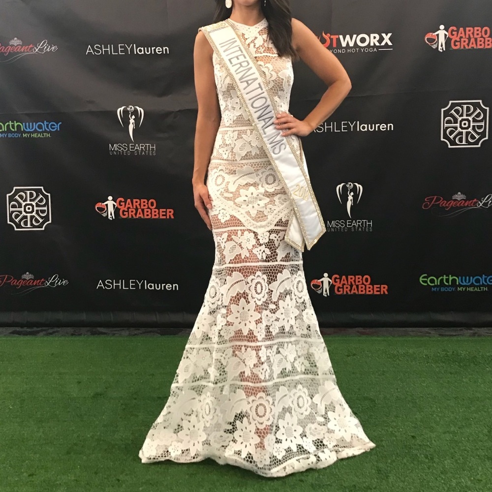 White lace gown for Sale! Sz 2
